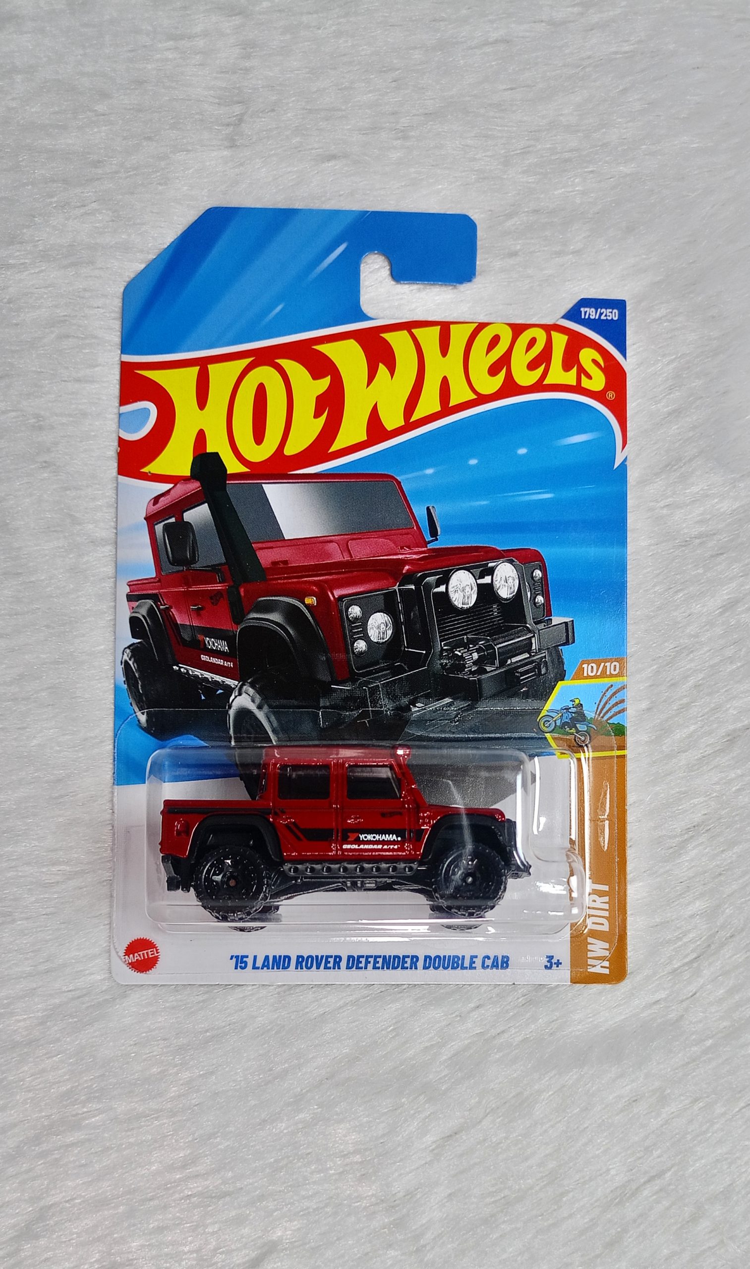 Hot Wheels: '15 Land Rover Defender Double Cab - Red Off-Road Truck (179/250)